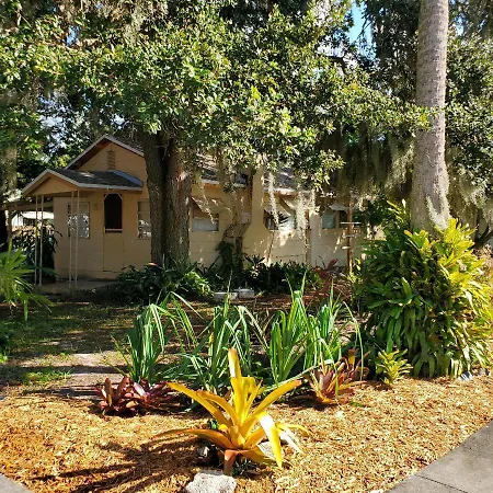 1 Beige Cozy Bungalow Or 1 White Cozy Efficiency Cottage In Titusville Exterior photo