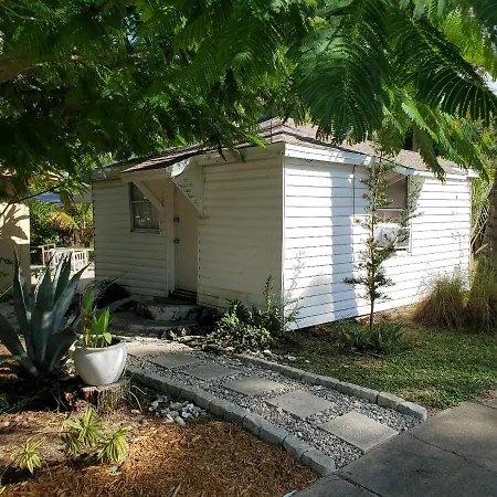 1 Beige Cozy Bungalow Or 1 White Cozy Efficiency Cottage In Titusville Exterior photo